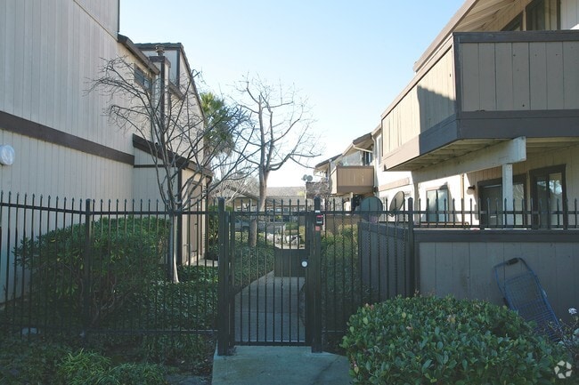 Building Photo - Summerhill Place