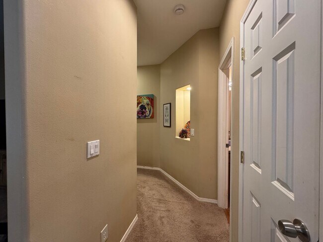 Building Photo - 3 Bedroom, 3 Bathroom House - Walking distance to the beach