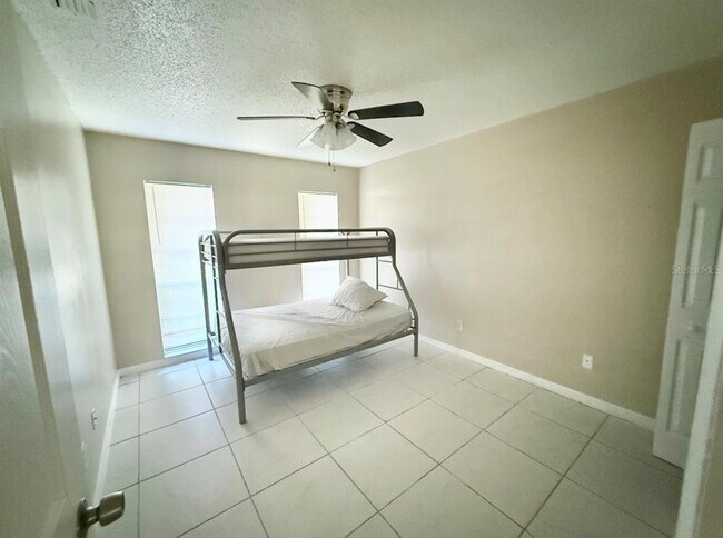 Building Photo - 810 Royal Palm Dr