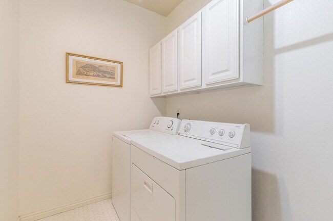 Building Photo - 3 Bed 2.5 Bath In The Heart Of Eagle