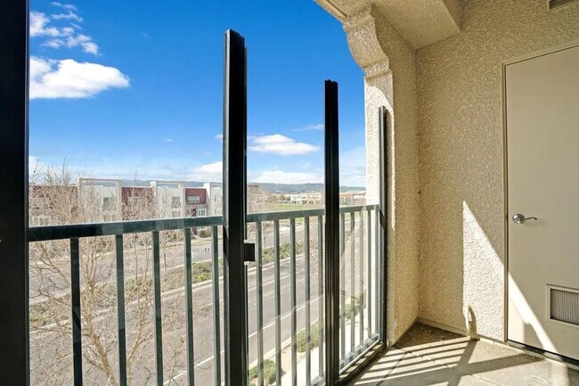 Building Photo - Wonderful Dublin Condo