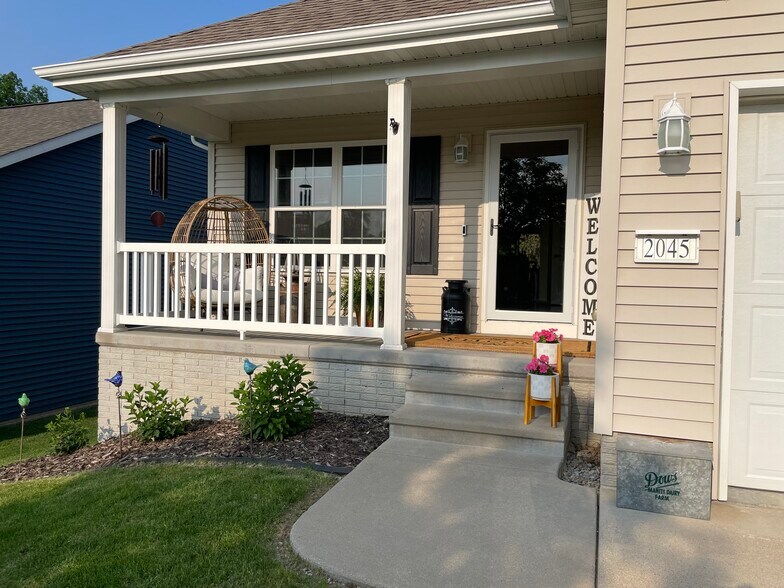 Front Entry - 2045 Rosewood Dr NW