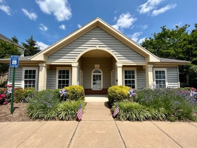 Building Photo - Beautiful 3 BR 2 FB condo with its own garage and driveway