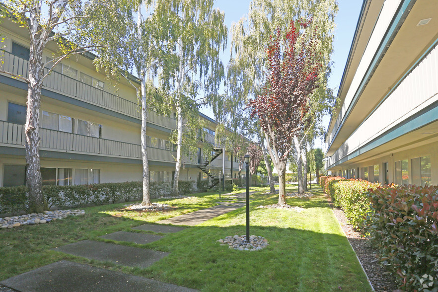 Beautiful Courtyard Views - Del Medio Garden Apartments