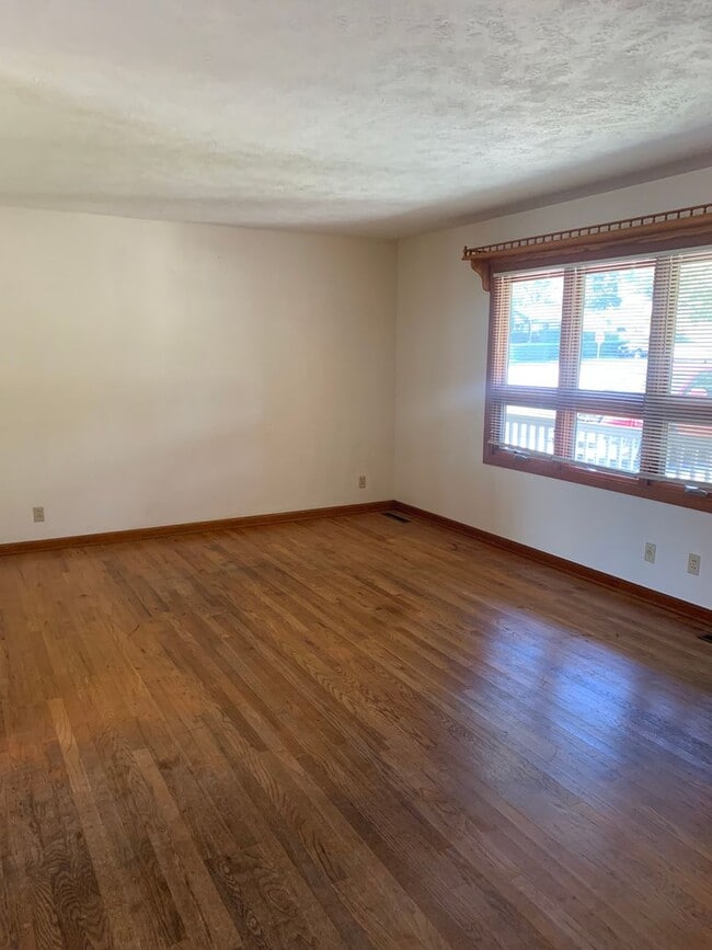 Building Photo - 3 bedroom, 1.5 Bath Home located near Skyv...