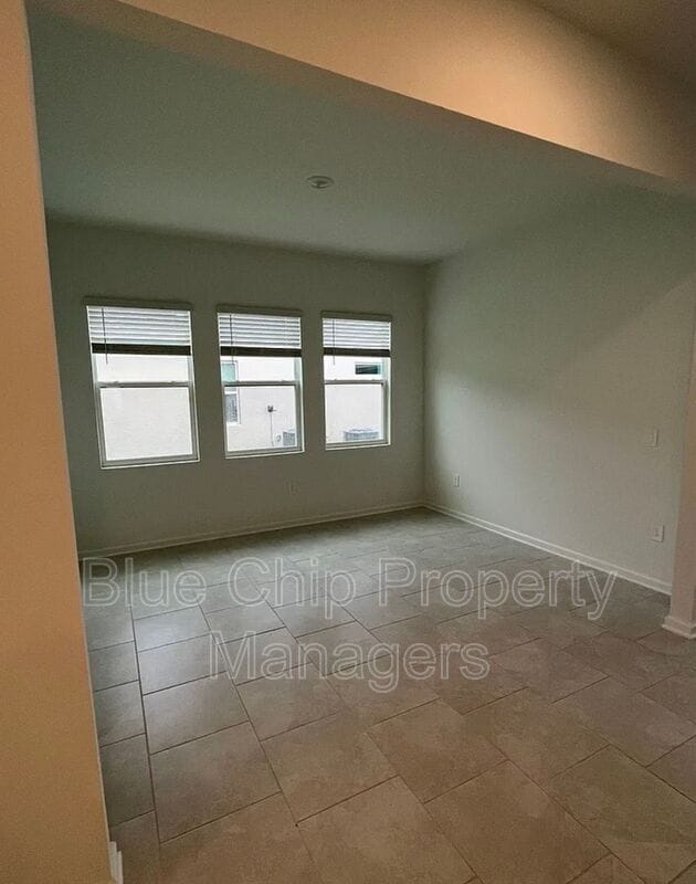 Building Photo - 3031 Country Side Dr