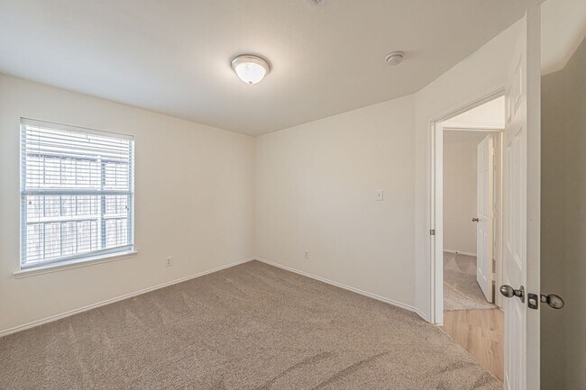 Building Photo - 3 Bedroom 2 Bath Home