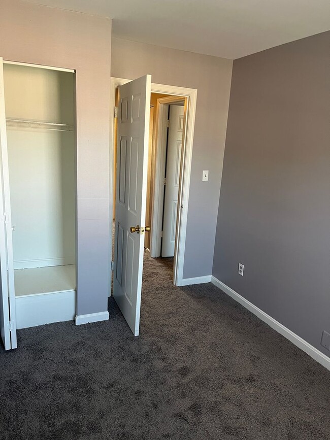 Building Photo - 3 bedroom, 2.5 bathroom townhouse in the q...