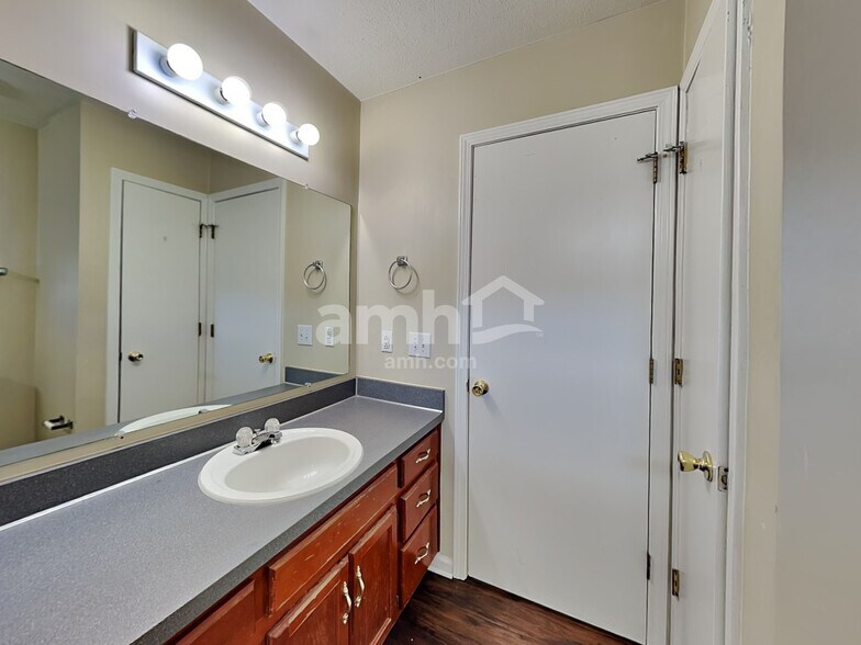 Building Photo - 1212 Wembley Dr