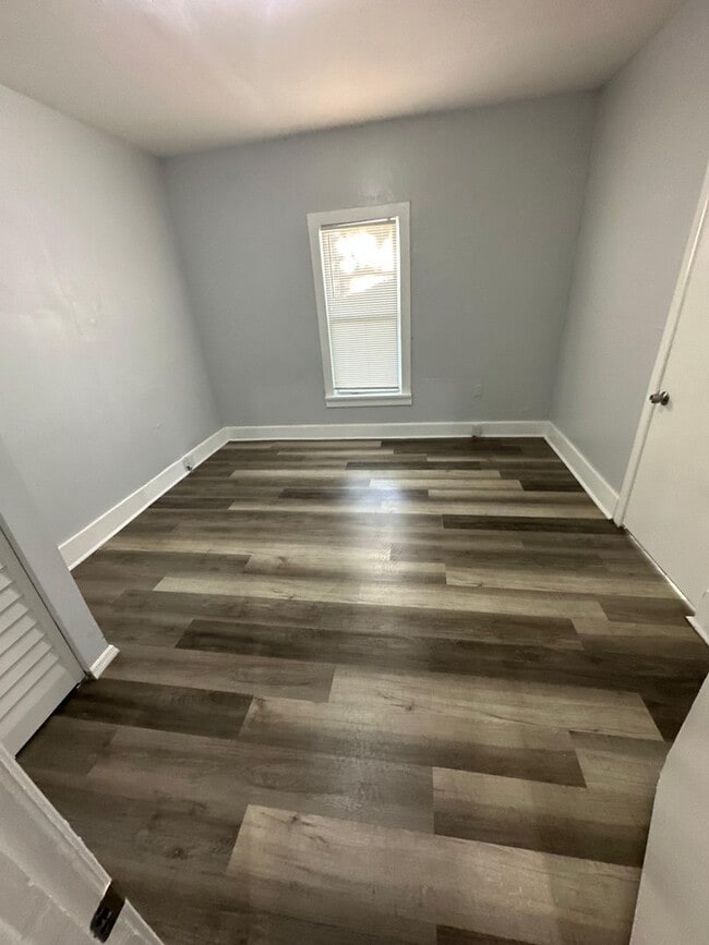 Building Photo - Fully Renovated 2/1 -Single Family Availab...