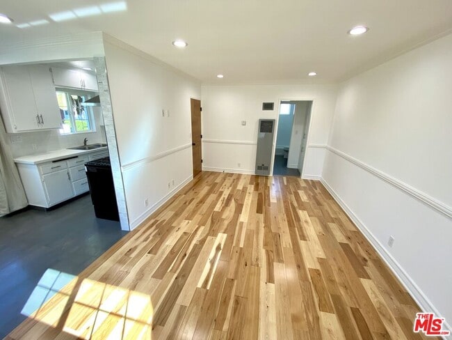 Building Photo - 1126 N Formosa Ave