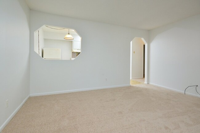 Building Photo - Cozy Chapel Hill Condo - Freshly Updated!