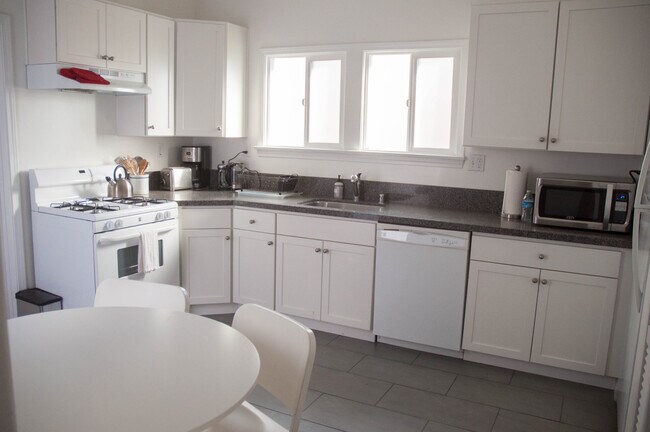 Kitchen - 1024 S Orange Dr