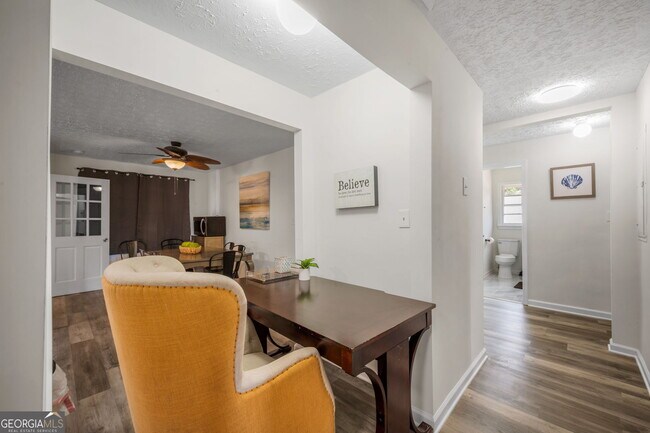 Building Photo - 1954 Woodbine Terrace NE