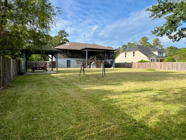 Building Photo - 19990 Ravenwood Dr