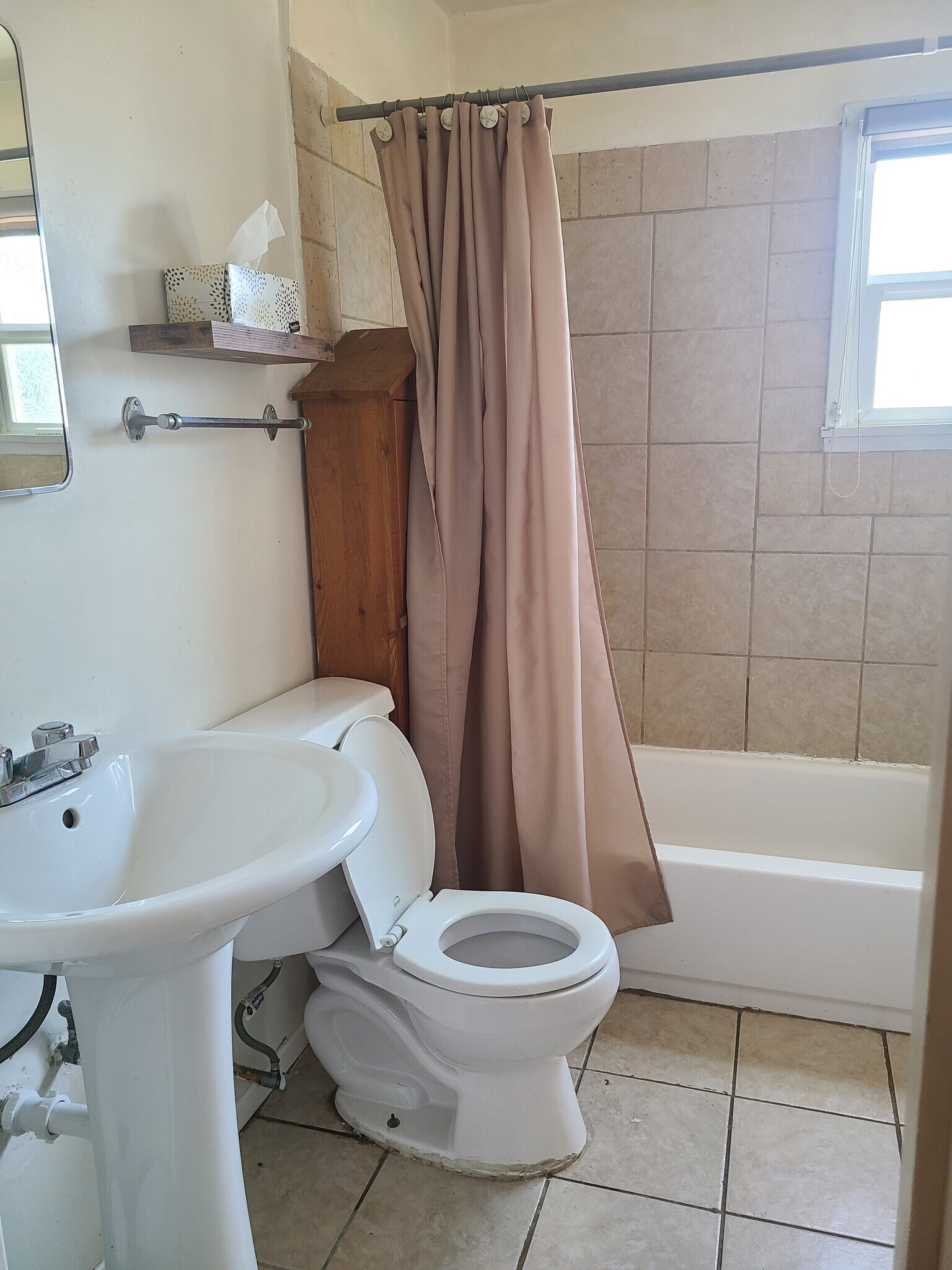 BATHROOM W SHOWER & TUBE - 5831 Adelaide Ave