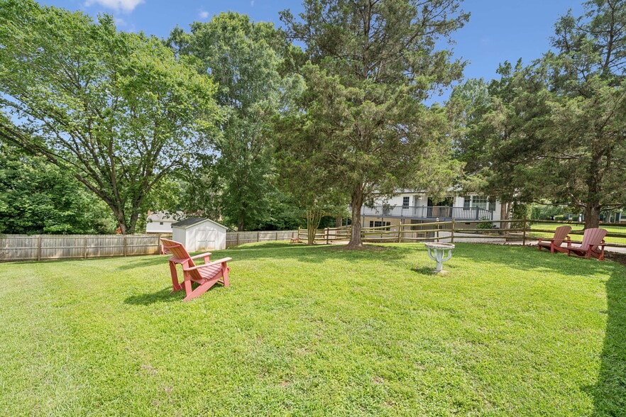 Building Photo - 8323 Cliffside Dr