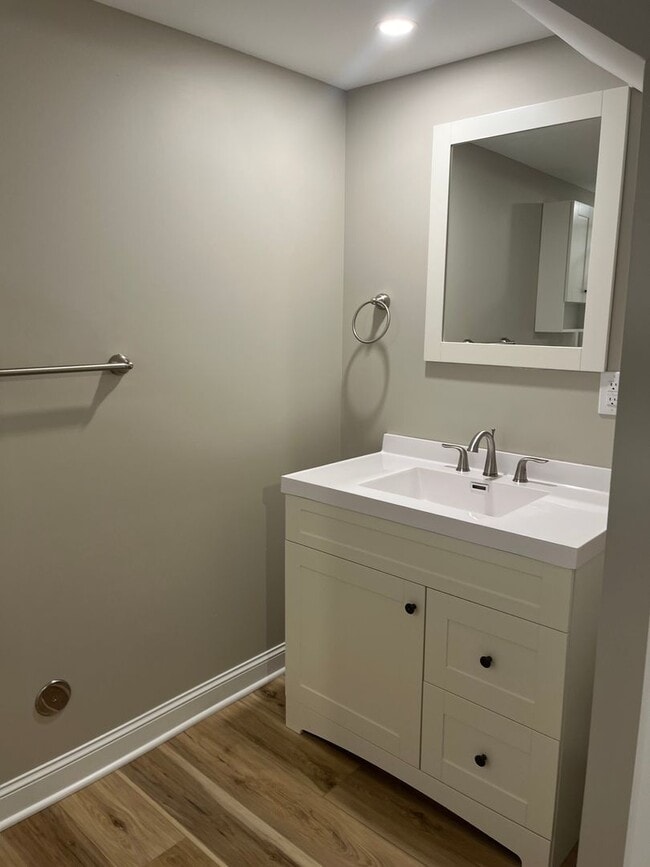 Building Photo - Renovated 5 Bedroom house in Saint Paul