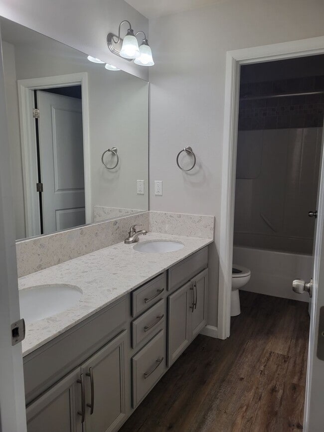 Building Photo - Great 3 bedr. with large loft in perfect l...