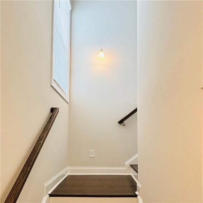 Building Photo - 657 SUMMIT HILL Way