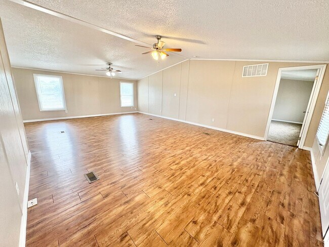 Building Photo - **APPLICATION RECEIVED**  *AVAILABLE NOW* An absolute must see!  5 bedrooms, 3 baths in Burnet, TX.