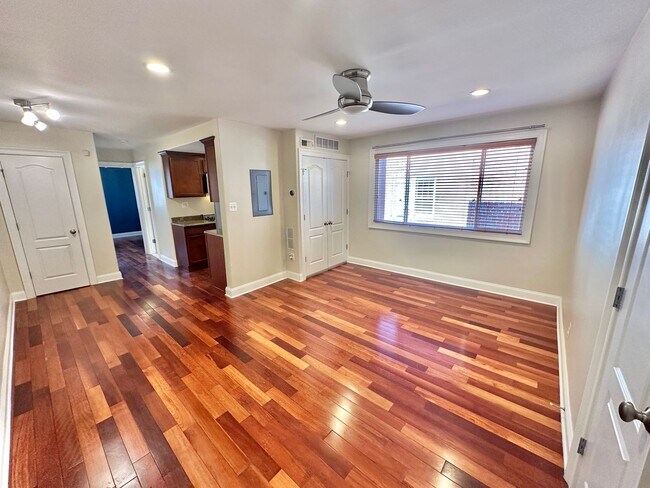 Building Photo - Enchanting Eckington 1 Bedroom Modern Condo w/Washer & Dryer