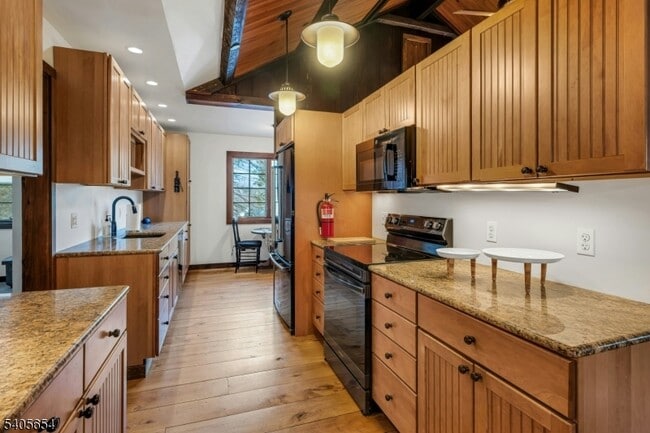 Building Photo - 7 Hillside Rd