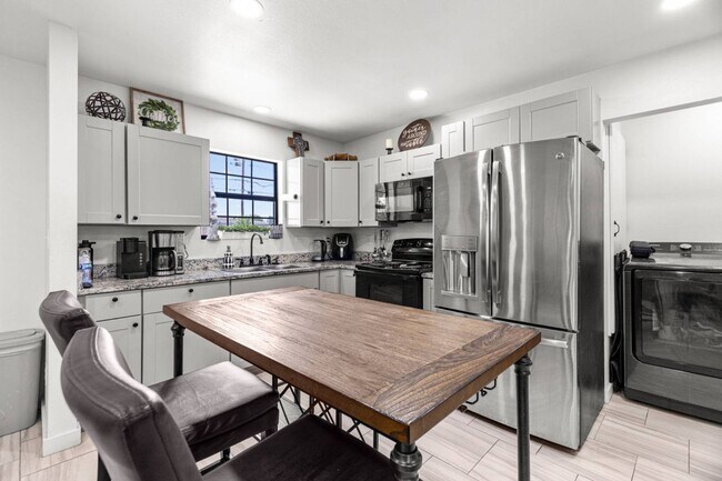 Building Photo - 4 bed 3 bath