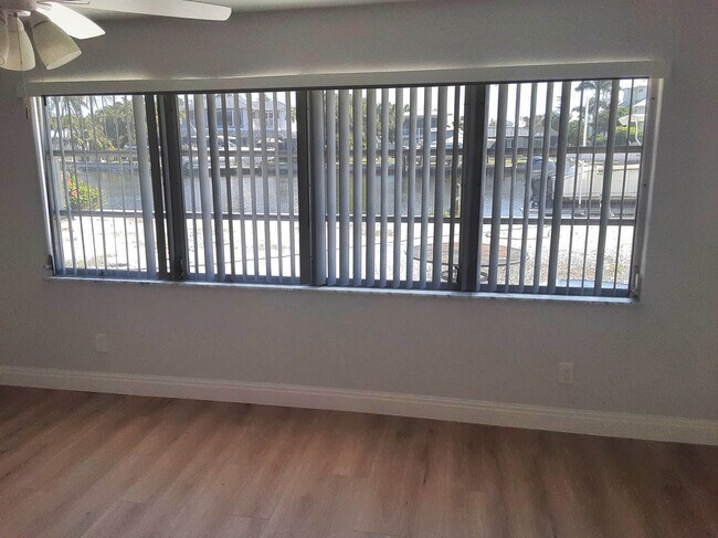 Building Photo - 1666 Sabal Palm Dr