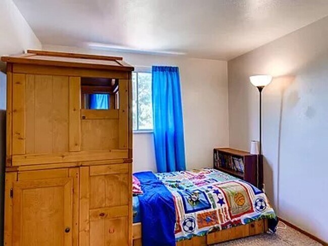 Building Photo - Spacious Home on a Large Lot in Villa Loma...