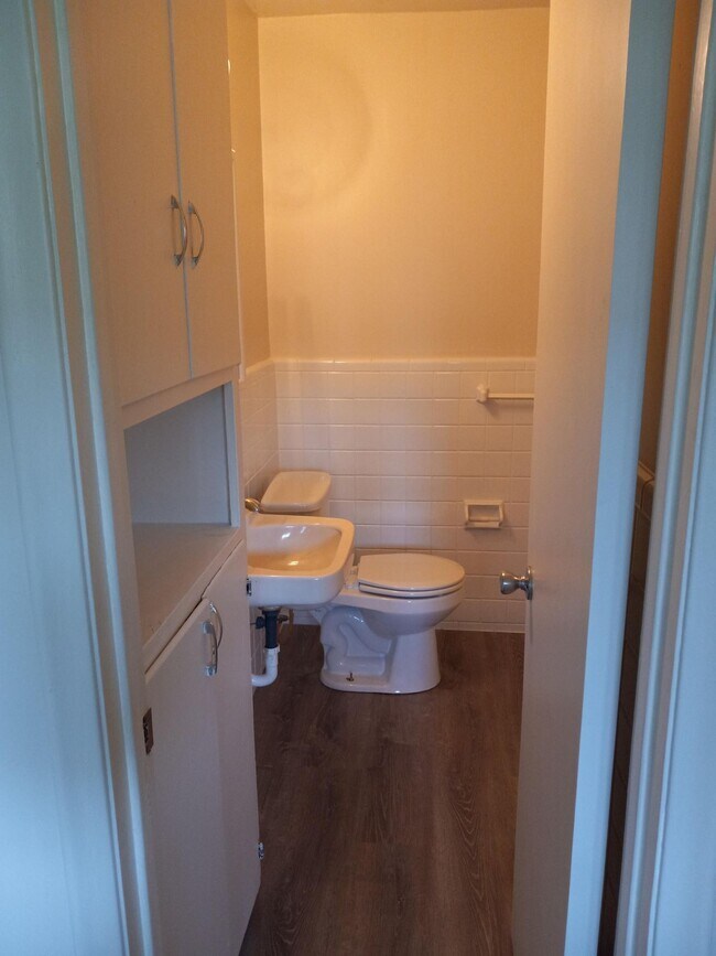 Building Photo - Newly renovated spacious 1 bedroom