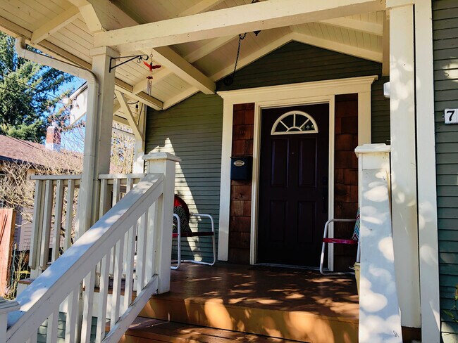Building Photo - Craftsman Beauty Tucked into Mt.Scott-Arleta