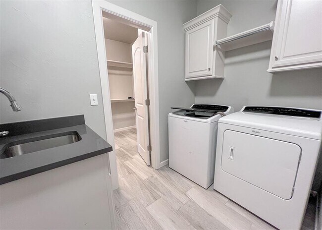 Building Photo - 13601 Cobblestone Curve Rd