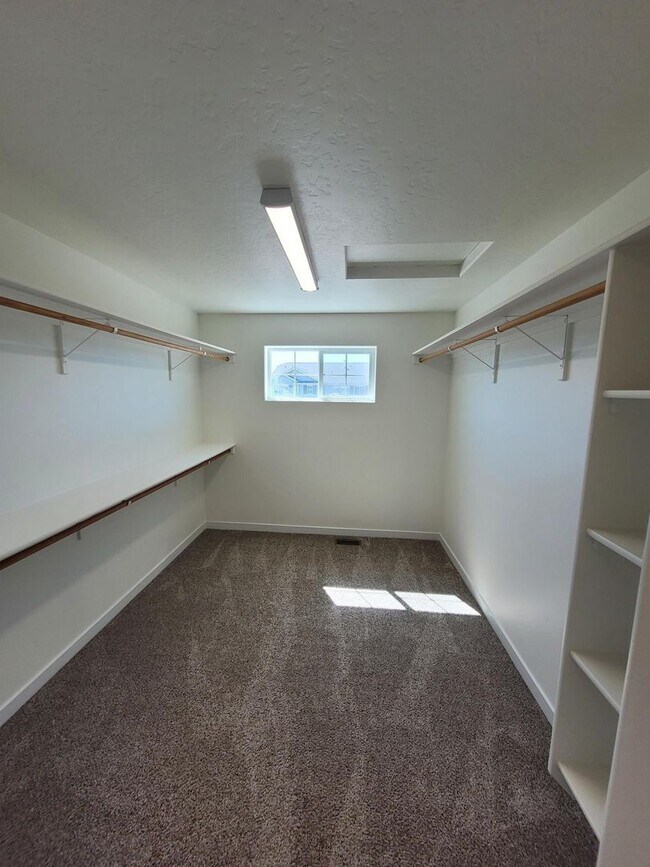 Building Photo - Spacious Home For Everyone!