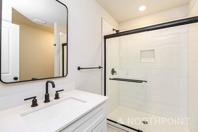 Building Photo - Beautiful 3BR 3.5BA Townhome w/ Full Appliance Kitchen Garage Parking in University