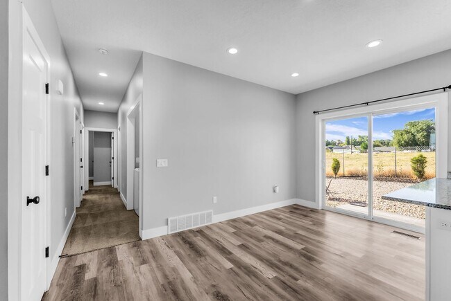 Building Photo - Beautiful 2020 Layton Home with High Ceilings & Modern Finishes