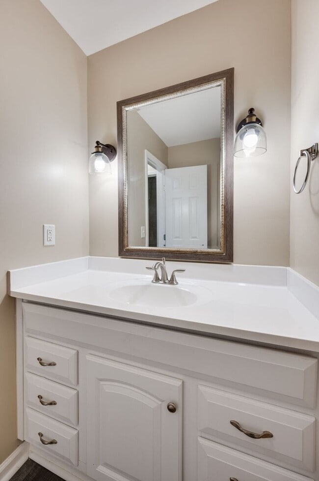 Building Photo - Awesome 2BE/BA townhouse in Bellevue!