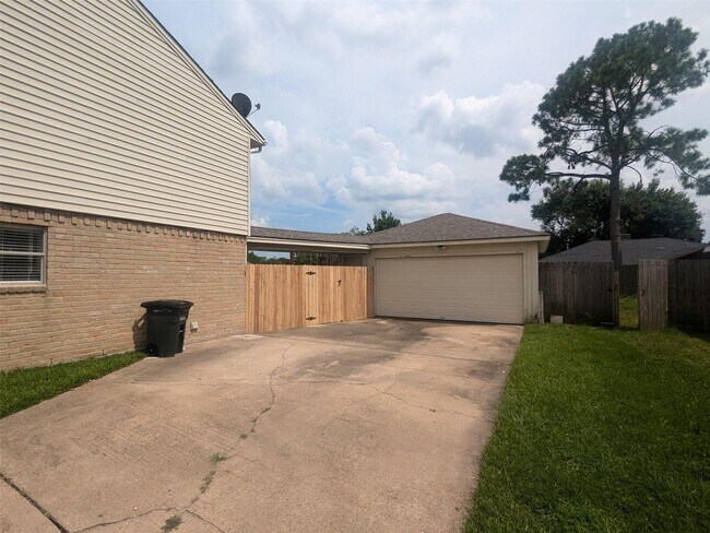 Building Photo - MOVE-IN READY 4 BED/ 2.5 BATH HOME IN MIDD...