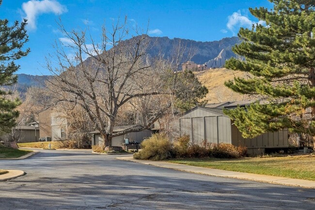 Building Photo - Available NOW! 3 Bedroom 2 Bath Beautiful Home in BOULDER!