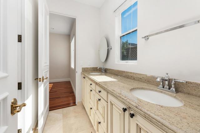 Building Photo - 5971 La Jolla Mesa Dr