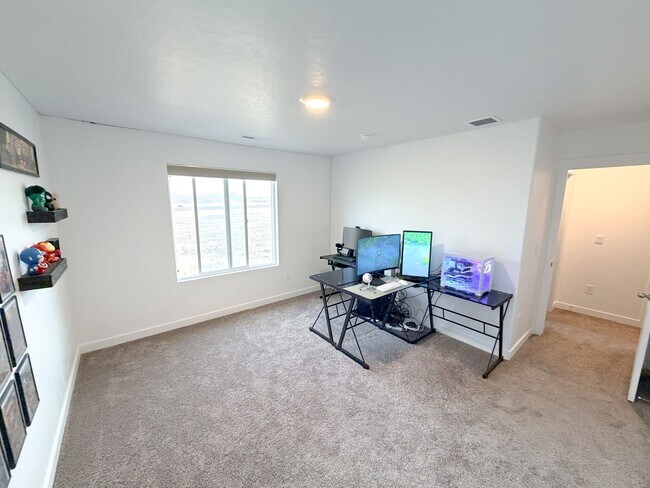 Building Photo - Hidden Springs Gem