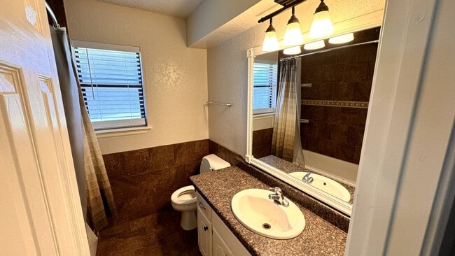 Building Photo - 812 SE 15th St