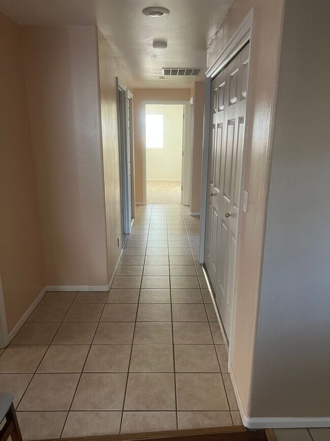 Building Photo - Great Single level Home!