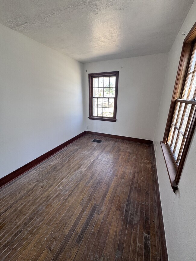 Building Photo - 813 E Washington St