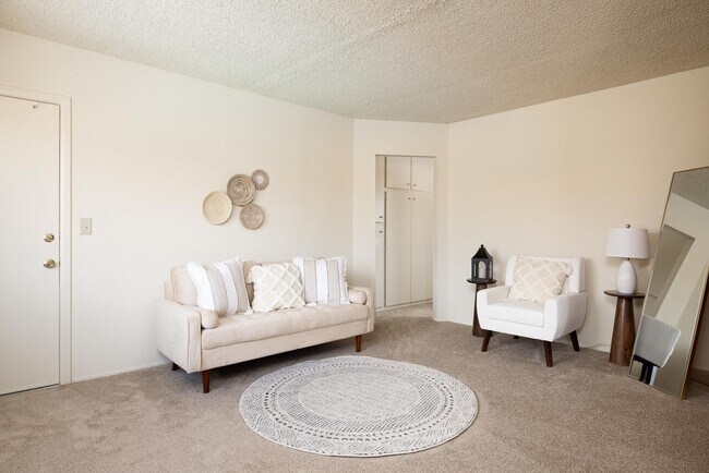 Building Photo - $600.00 off of first month's rent. Downsta...