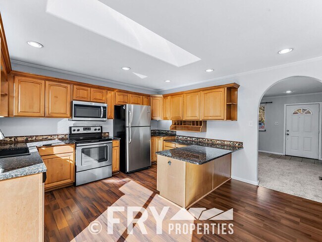 Building Photo - Updated Duplex on Large Lot in Great Location