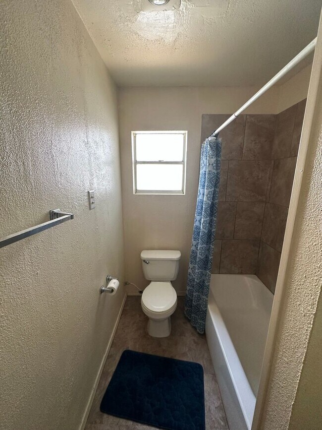 Building Photo - 3 Bed 1 Bath Home