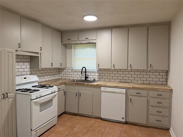 Building Photo - 2800 W Fuller Ave