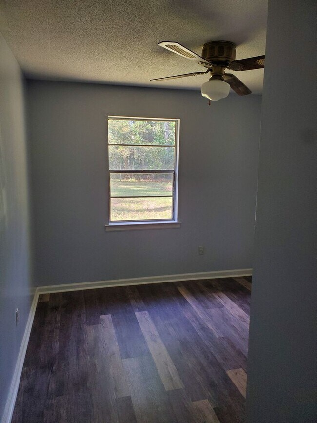 Building Photo - Spacious, quiet neighborhood