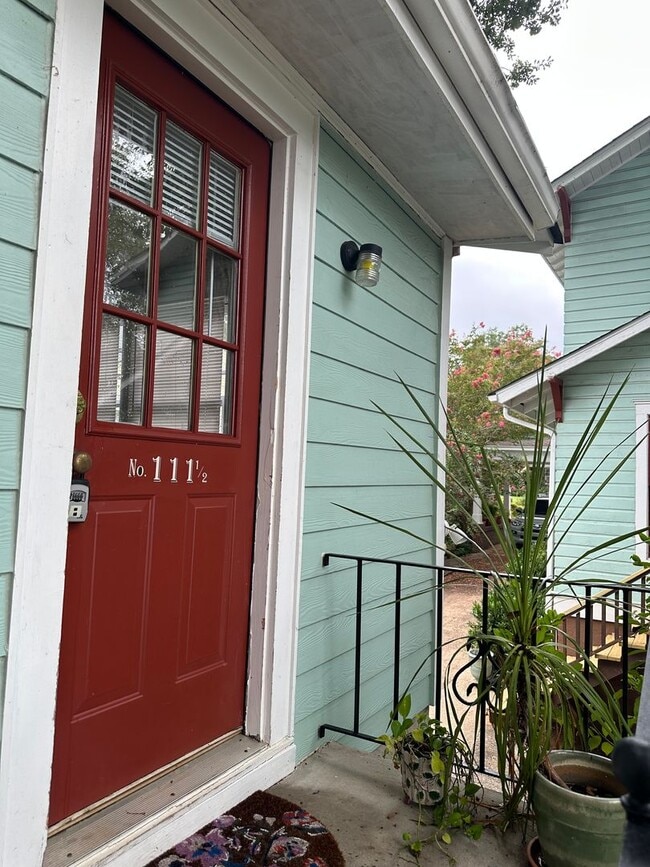 Building Photo - One Bedroom Garage Apartment in 5 Points!!